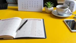 Sistema FlyLady - Uma agenda aberta ao lado de uma xícara de café.