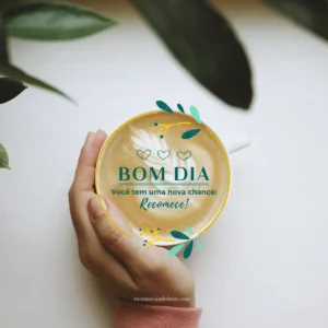 Uma mão segurando uma xícara de café.