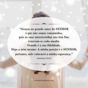 Uma mulher abrindo a janela com um versículo bíblico sobreposto.