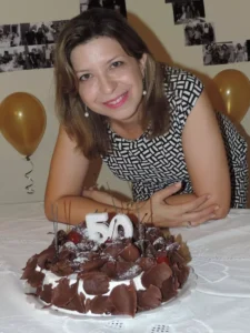 Uma mulher e um bolo de aniversário.