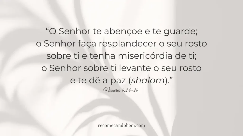 Um versículo bíblico sobre benção e proteção sobre um fundo minimalista.